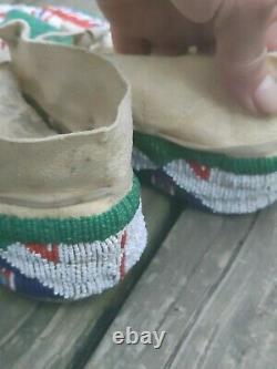 EARLY PLAINS SIOUX INDIAN NATIVE AMERICAN BEADED MOCCASINS BEADS ANTIQUE withsinew