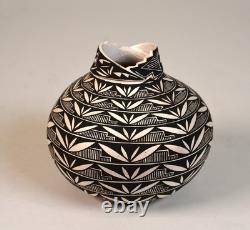Fine Acoma small Olla by Shawna Garcia Rustin Late 20th / Early 21st Century