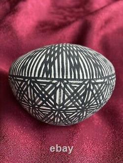 Native American Acoma Seed Pot, 2 x 2 3/4, Signed ECM Vtg Early/Mid 1990s