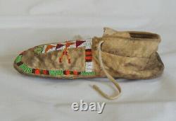 Vintage Early 20th Century Native American Leather And Beaded Moccasins