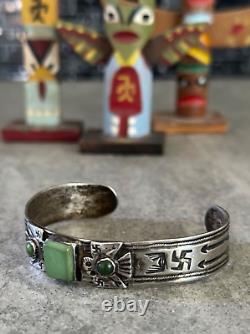 ANCIEN BRACELET EN ARGENT STERLING NAVAHO TURQUOISE AVEC LOGO TOURBILLON ET OISEAU DU TONNERRE DES ANNÉES 1920