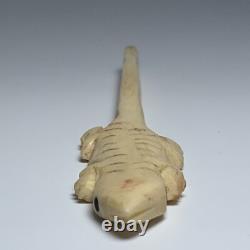 Aiguille fétiche lézard en bois de cerf sculptée de la côte nord-ouest, début du 20e siècle