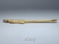 Aiguille fétiche lézard en bois de cerf sculptée de la côte nord-ouest, début du 20e siècle