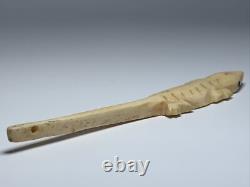 Aiguille fétiche lézard en bois de cerf sculptée de la côte nord-ouest, début du 20e siècle