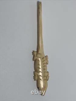 Aiguille fétiche lézard en bois de cerf sculptée de la côte nord-ouest, début du 20e siècle