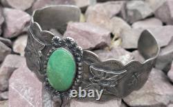 Ancien bracelet jonc en argent sterling avec turquoise verte de l'époque Fred Harvey et amérindien