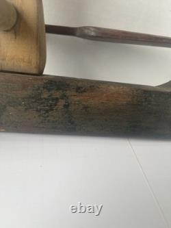 Art populaire du début de la Nouvelle-Angleterre : toupie représentant un chef amérindien en canoë