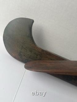 Art populaire du début de la Nouvelle-Angleterre : toupie représentant un chef amérindien en canoë