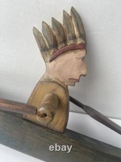 Art populaire du début de la Nouvelle-Angleterre : toupie représentant un chef amérindien en canoë