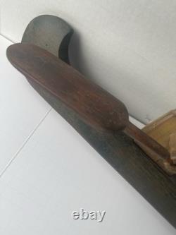 Art populaire du début de la Nouvelle-Angleterre : toupie représentant un chef amérindien en canoë