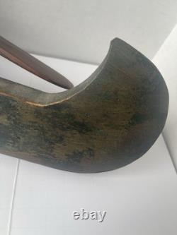 Art populaire du début de la Nouvelle-Angleterre : toupie représentant un chef amérindien en canoë