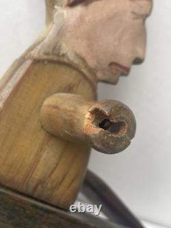 Art populaire du début de la Nouvelle-Angleterre : toupie représentant un chef amérindien en canoë