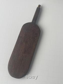 Art populaire du début de la Nouvelle-Angleterre : toupie représentant un chef amérindien en canoë