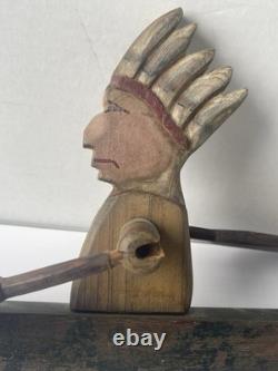 Art populaire du début de la Nouvelle-Angleterre : toupie représentant un chef amérindien en canoë