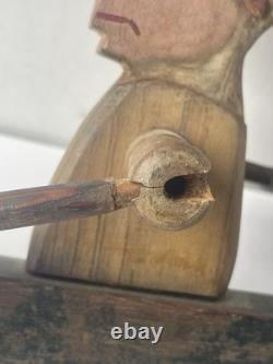 Art populaire du début de la Nouvelle-Angleterre : toupie représentant un chef amérindien en canoë