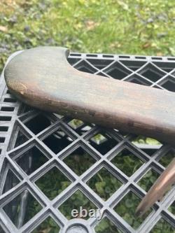 Art populaire du début de la Nouvelle-Angleterre : toupie représentant un chef amérindien en canoë