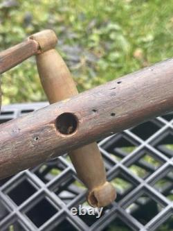 Art populaire du début de la Nouvelle-Angleterre : toupie représentant un chef amérindien en canoë