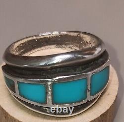 Bague Navajo Turquoise des années 50 aux débuts des années 70 dans un cadre horizontal de style vintage profond, taille 10,5