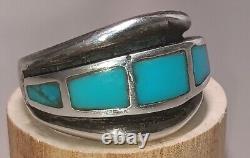 Bague Navajo Turquoise des années 50 aux débuts des années 70 dans un cadre horizontal de style vintage profond, taille 10,5