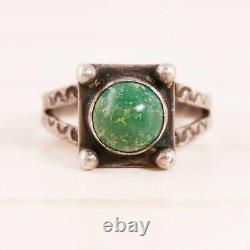 Bague en argent sterling Fred Harvey avec turquoise verte et estampes de flèches de taille 3.5