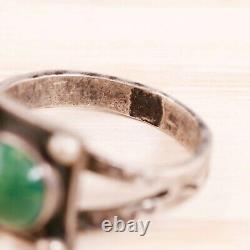 Bague en argent sterling Fred Harvey avec turquoise verte et estampes de flèches de taille 3.5