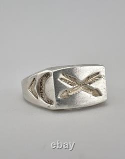 Bague en argent sterling Navajo estampillée et coulée des débuts de l'ère Fred Harvey avec un bouclier en flèche