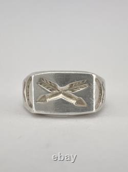 Bague en argent sterling Navajo estampillée et coulée des débuts de l'ère Fred Harvey avec un bouclier en flèche