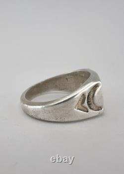 Bague en argent sterling Navajo estampillée et coulée des débuts de l'ère Fred Harvey avec un bouclier en flèche