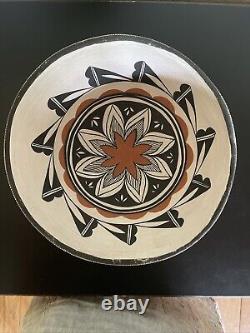 Bol Zuni Pueblo ancien de Louise Amos du début du siècle avec cerf polychrome et fleur Heartline