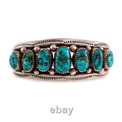 Bracelet 'Early Orvile Tsinnie' en argent avec des motifs en turquoise bleue et verte et des gouttes de pluie gravées.