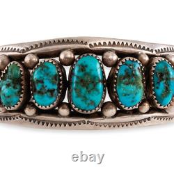 Bracelet 'Early Orvile Tsinnie' en argent avec des motifs en turquoise bleue et verte et des gouttes de pluie gravées.