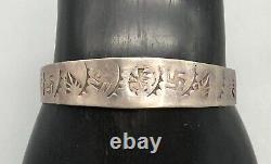 Bracelet de l'ère des années 1920 avec tourbillons de bois et autres symboles