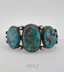 Bracelet de poignet en argent sterling Navajo Fred Harvey avec turquoise et flèches estampées.