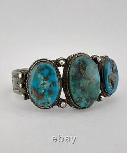 Bracelet de poignet en argent sterling Navajo Fred Harvey avec turquoise et flèches estampées.