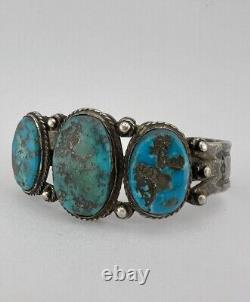 Bracelet de poignet en argent sterling Navajo Fred Harvey avec turquoise et flèches estampées.