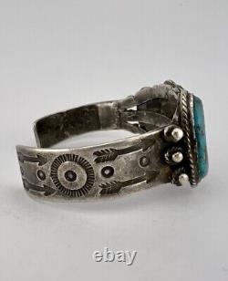 Bracelet de poignet en argent sterling Navajo Fred Harvey avec turquoise et flèches estampées.