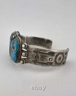 Bracelet de poignet en argent sterling Navajo Fred Harvey avec turquoise et flèches estampées.