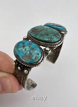 Bracelet de poignet en argent sterling Navajo Fred Harvey avec turquoise et flèches estampées.