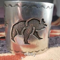 Bracelet de poignet large en argent Bear de Bernard Dawahoya, maître orfèvre Hopi, 6.5x2.5