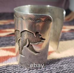 Bracelet de poignet large en argent Bear de Bernard Dawahoya, maître orfèvre Hopi, 6.5x2.5