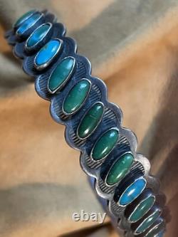 Bracelet en argent fin du début, quinze cabochons en turquoise lisses sertis à plat