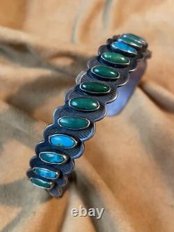 Bracelet en argent fin du début, quinze cabochons en turquoise lisses sertis à plat