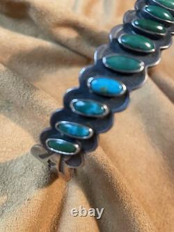 Bracelet en argent fin du début, quinze cabochons en turquoise lisses sertis à plat