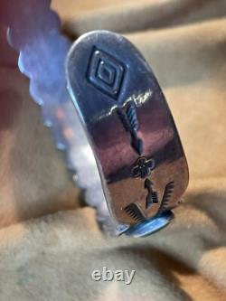 Bracelet en argent fin du début, quinze cabochons en turquoise lisses sertis à plat