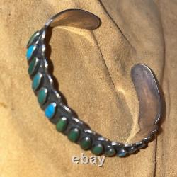 Bracelet en argent fin du début, quinze cabochons en turquoise lisses sertis à plat