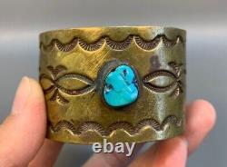 Bracelet en laiton martelé avec une pierre turquoise, de style Navajo ancien
