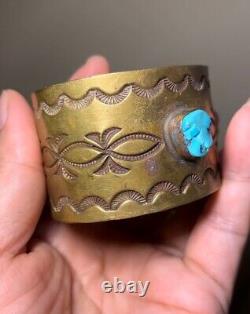 Bracelet en laiton martelé avec une pierre turquoise, de style Navajo ancien