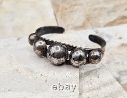 Bracelet jonc en argent sterling vintage amérindien, estampé, dôme ancien.