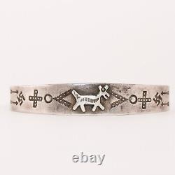 Bracelet manchette en argent sterling Fred Harvey avec chevaux, chiens, tourbillons et flèches. Taille 7.