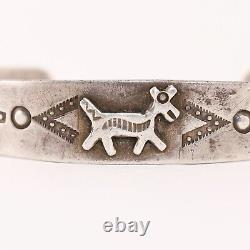Bracelet manchette en argent sterling Fred Harvey avec chevaux, chiens, tourbillons et flèches. Taille 7.